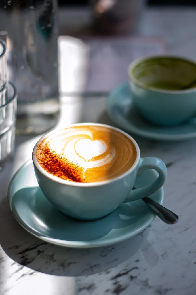 Cappuccino cu scorțișoară într-o ceașcă turcoaz